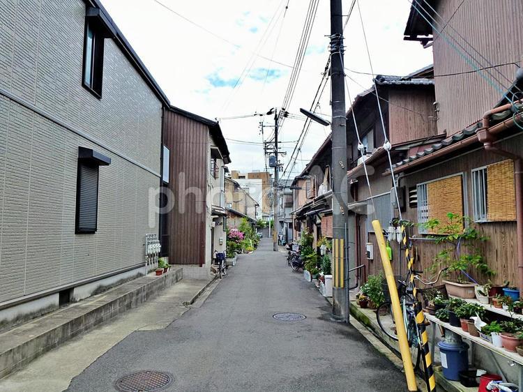 昭和の雰囲気を残す町角 町角,隘路,町並みの写真素材