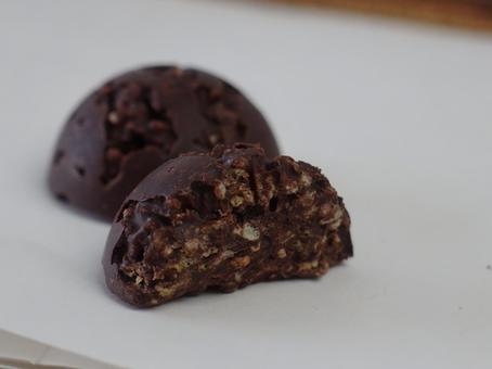 クランチチョコ お菓子 チョコレート クランチチョコ お菓子 チョコレート クランチチョコ,お菓子,チョコレートの写真素材