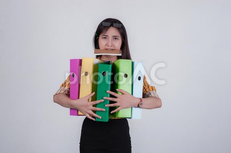 ファイルを抱える女性 ベトナム人,女性,ファイルの写真素材