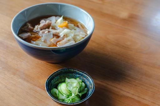 豚汁ときゅうりの朝食 豚汁ときゅうりの朝食の写真