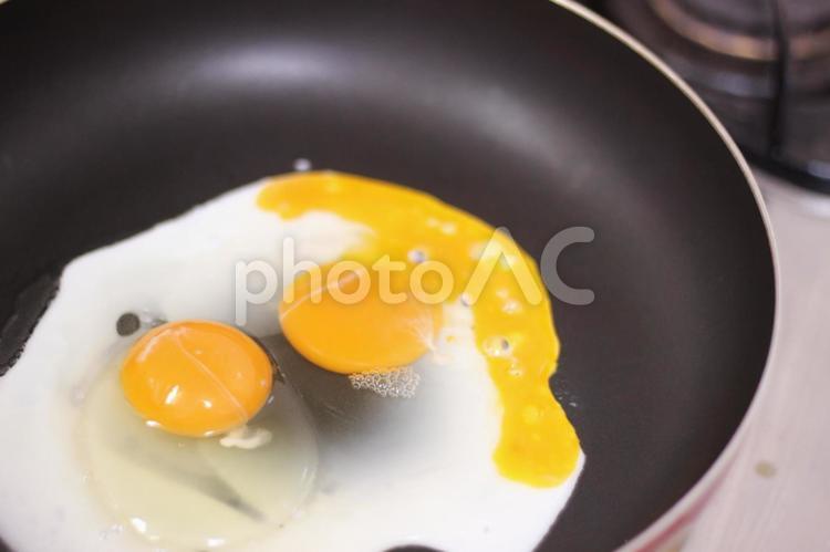 割れた目玉焼き たまご,フライパン,半熟の写真素材