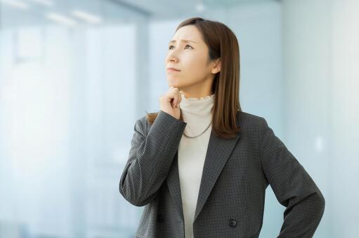 考えごとをする女性・ビジネスウーマン 女性,考える,悩むの写真素材