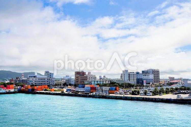 沖縄・石垣港と町並み 石垣島,港湾,船の写真素材