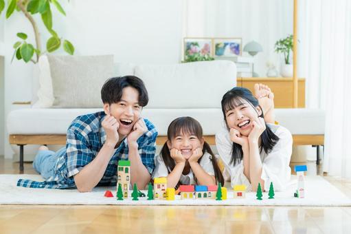 リビングで遊ぶ家族 リビングで遊ぶ家族 家族,笑顔,遊ぶの写真素材