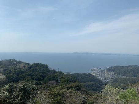 展望台から望む海と沿岸の町並み 展望台から望む海と沿岸の町並みの写真