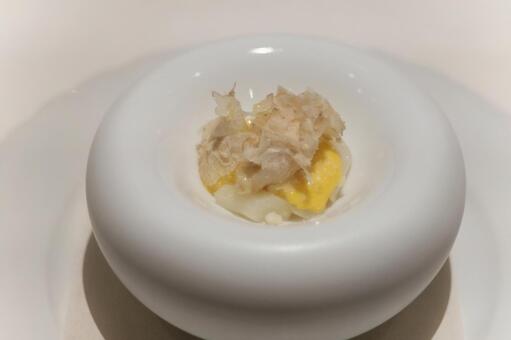 高級感ある春トリュフと白アスパラ前菜 春トリュフ,トリュフ,白トリュフの写真素材