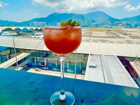カクテルと香港国際空港の駐機場の絶景 カクテルと香港国際空港の駐機場の絶景 青空,空,ブルースカイの写真素材