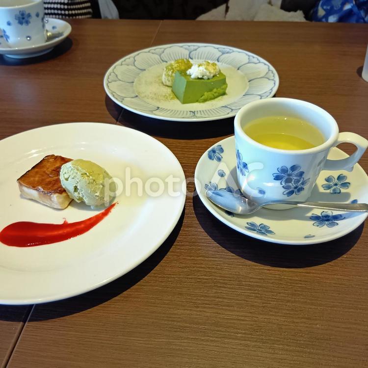 抹茶スイーツとピスタチオアイス〜ケーキ フローズンデザート,デザート,スイーツの写真素材