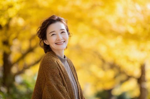紅葉背景の女性-8 紅葉背景の女性-8の写真