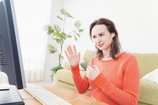 ライフスタイル 日本人,在宅勤務,チャットの写真素材