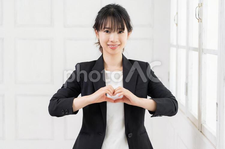 手でハートを作る若いビジネスウーマン 女性,ハート,気持ちの写真素材