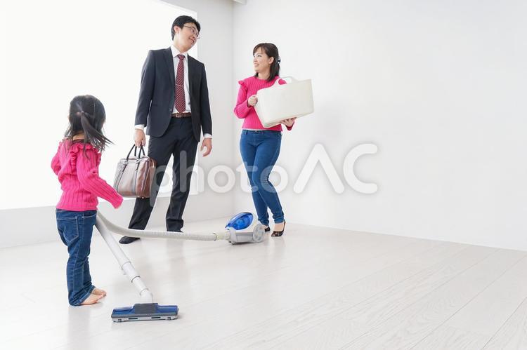 仕事に行くお父さんと母娘 ビジネスマン,会社員,幼稚園児の写真素材