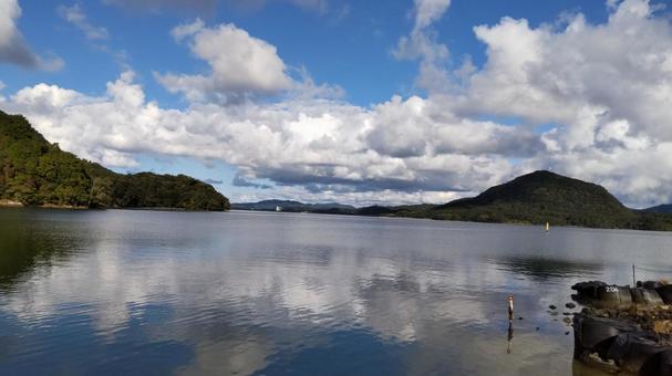 青空と湖の写真