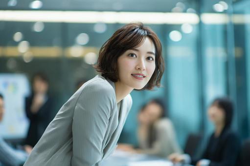 会議室で微笑むビジネスウーマン 会議室で微笑むビジネスウーマンの写真