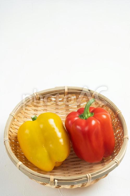 ザルにのったパプリカと白のフリースペース パプリカ,野菜,食材の写真素材