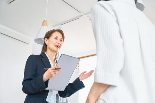 住宅設備の説明をする営業の女性 リフォーム,住宅設備,住宅購入の写真素材