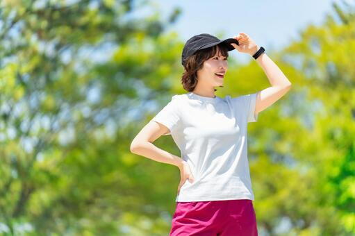 自然の中で遠くを眺める女性・スポーツ 女性,人物,スポーツの写真素材