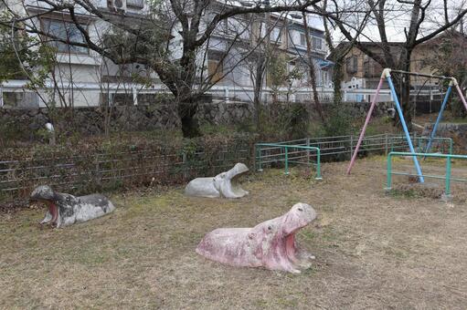 住宅街のカバとブランコの遊具のある公園 住宅街,カバ,ブランコの写真素材
