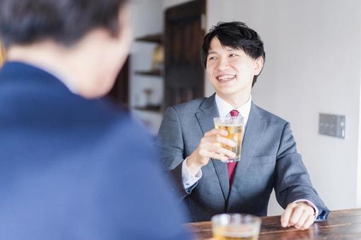 居酒屋でビールを飲むビジネスマン 居酒屋でビールを飲むビジネスマン 笑顔,リフレッシュ,帰りの写真素材