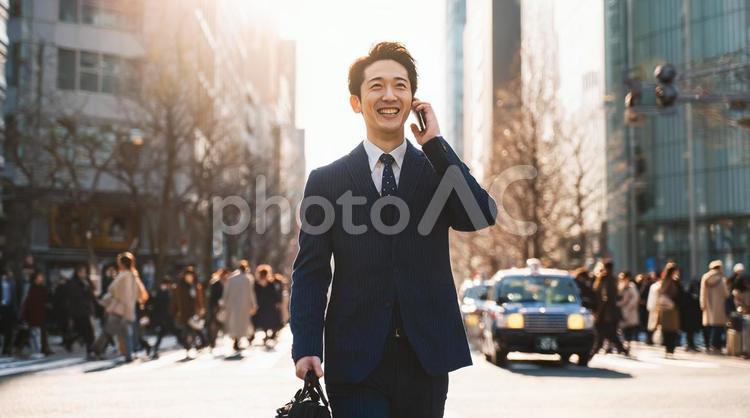街中を電話しながら歩くビジネスマン 男性,ビジネスマン,スマホの写真素材