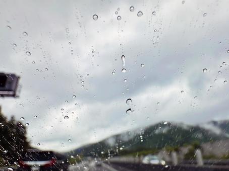 フロントガラス 雨水 フロントガラス 雨水の写真