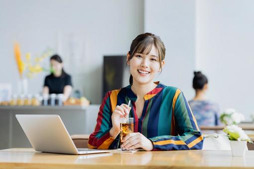 カフェで仕事をするフリーランスの女性 カフェで仕事をするフリーランスの女性 テレワーク,フリーランス,カフェの写真素材