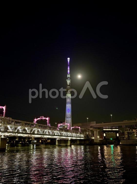 桜の季節の夜の隅田公園周辺　満月 満月,ビル,夜空の写真素材