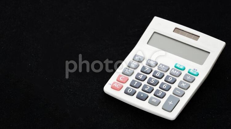 伝票整理や確定申告の計算に必需品の電卓【黒バック】 電卓,計算機,計算の写真素材
