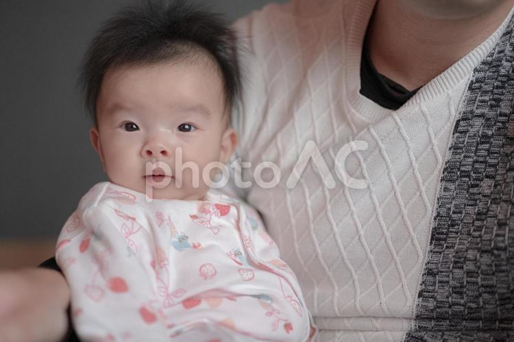 抱っこされた赤ちゃん(その２５) 赤ちゃん,家族,日本人の写真素材
