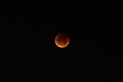 皆既月食・赤銅色に輝く月 皆既月食・赤銅色に輝く月の写真