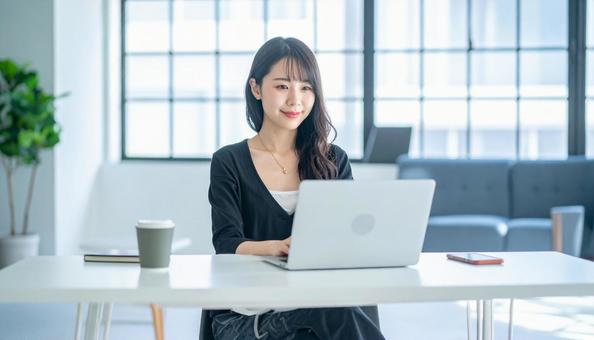働く女性 働く女性の写真
