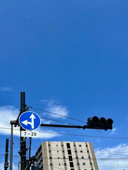 真夏の信号機 真夏の信号機 夏,真夏,空の写真素材