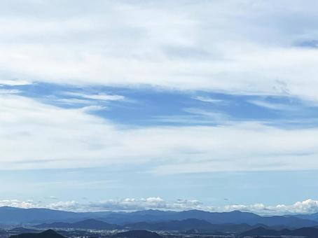 弥勒山の山頂から見た山並み 弥勒山の山頂から見た山並みの写真