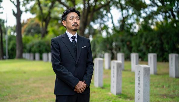 お葬式・葬儀に来た喪服の日本人男性 お葬式・葬儀に来た喪服の日本人男性の写真