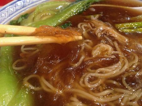 ふかひれ姿煮ラーメンの茶色い味付け鱶鰭の写真
