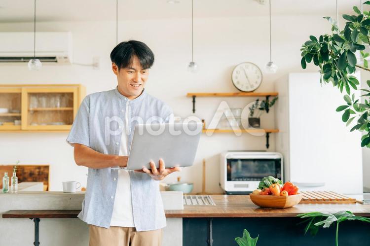 パソコンを使う男性（笑顔） テレワーク,在宅勤務,パソコンの写真素材