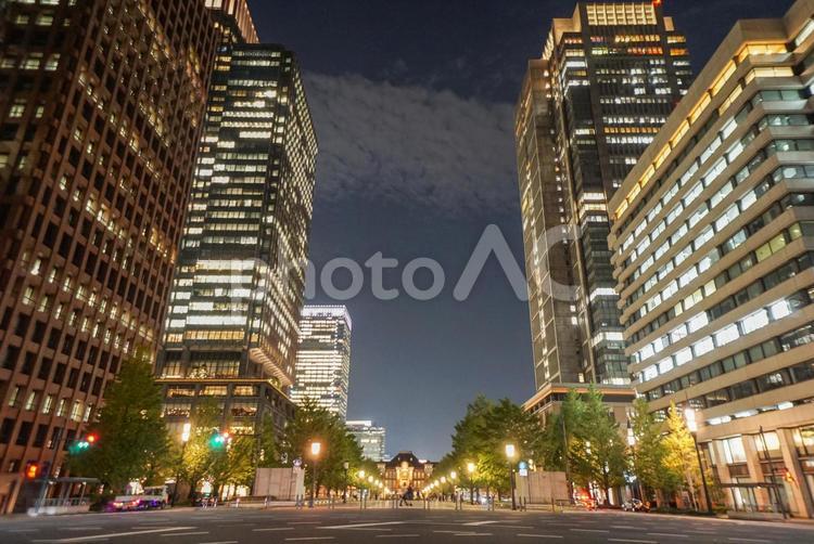 夜のビジネス街と東京駅 ビジネス街,東京駅,ビルの写真素材