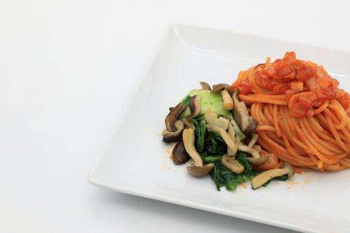 あり合わせ材料で作った賄いパスタ パスタ,スパゲッティ,賄いの写真素材