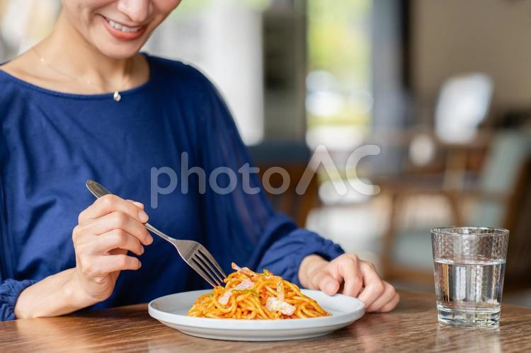 カフェで昼食を食べるミドルの女性 女性,日本人,ミドルの写真素材