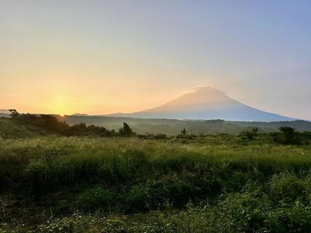 草原から見る朝日と富士山 草原から見る朝日と富士山の写真
