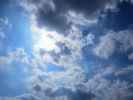 雲に隠れる力強い夏の太陽 雲に隠れる力強い夏の太陽の写真