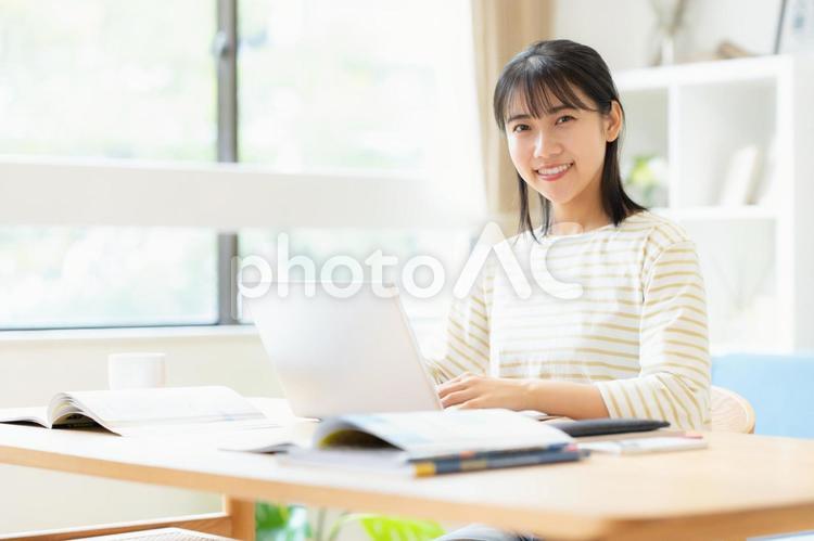 リビングで勉強をする大学生の女性 教育,勉強,女性の写真素材