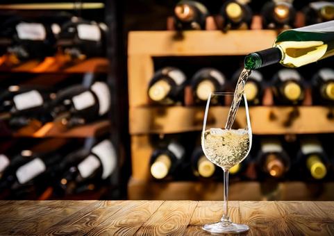 白ワインとワインセラー#1 白ワインとワインセラー#1の写真