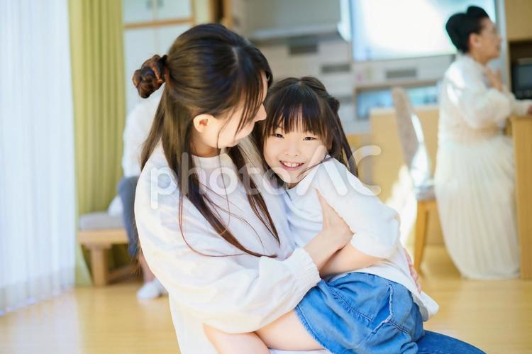 お母さんと遊ぶ女の子  育児,子育て,リラックスの写真素材