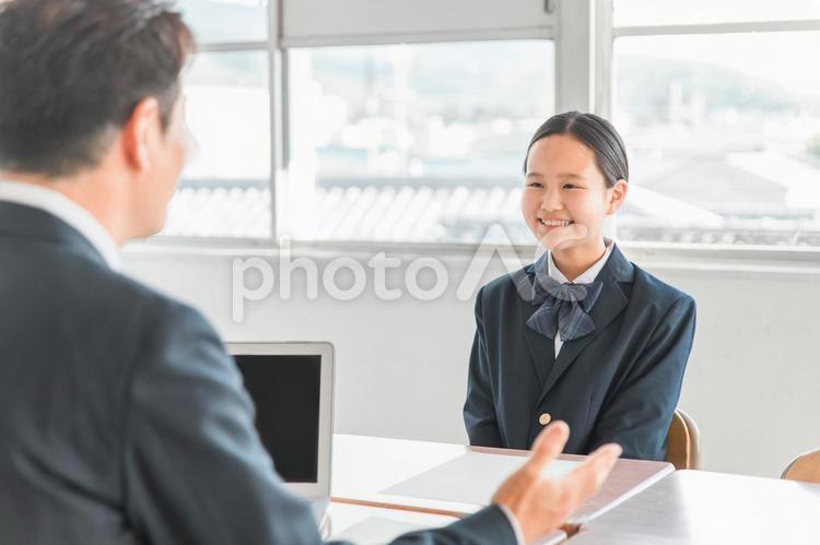 進路相談をする日本人中学生・高校生と先生 高校生,進路相談,受験の写真素材