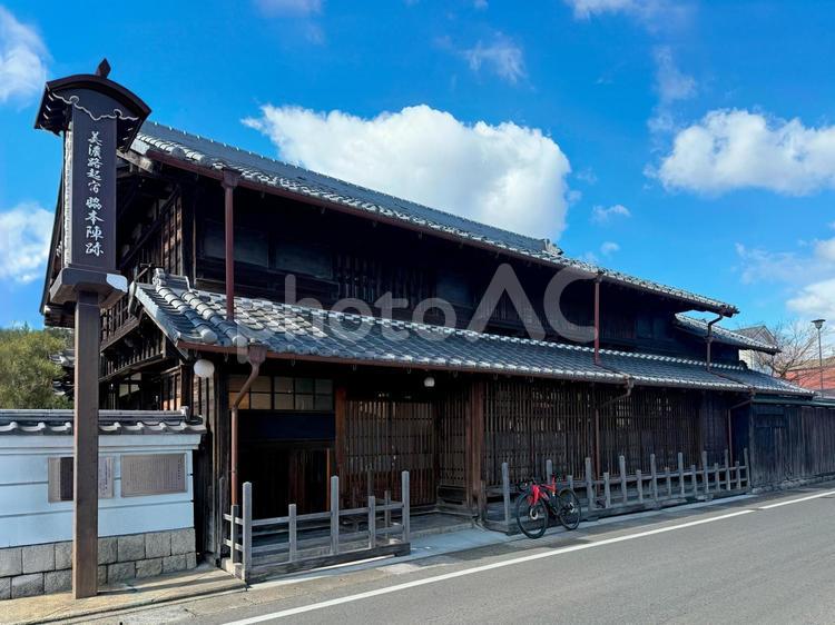 美濃路起宿脇本陣とロードバイク_1 美濃路,起宿,旧林家住宅の写真素材