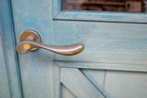 青い扉のレバー式ドアノブ ドアノブ,扉,手動の写真素材