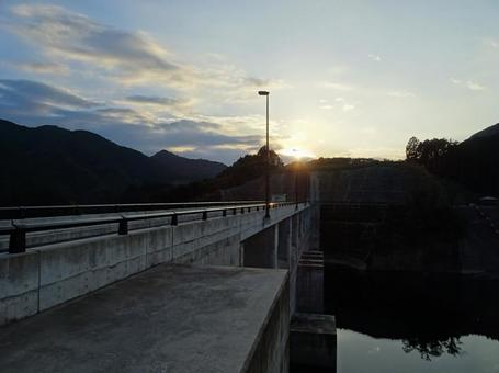 夕暮れのダム堤体 夕暮れのダム堤体の写真