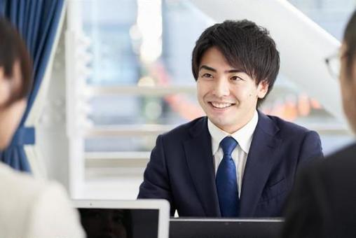 亞洲商人在會議上解釋 亞洲商人在會議上解釋