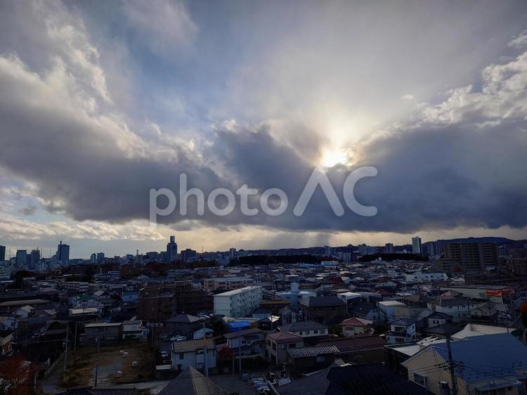 夕日が降り注ぐ街 空,雲,自然の写真素材